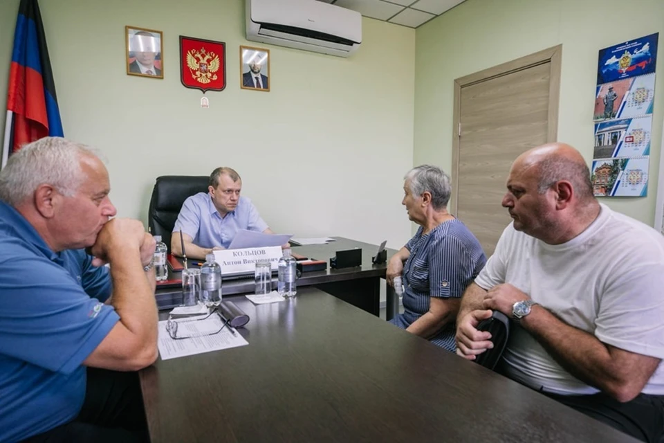 Глава Мариуполя Антон Кольцов провел личные прием жителей Ильичевского района. Фото: ТГ/Кольцов