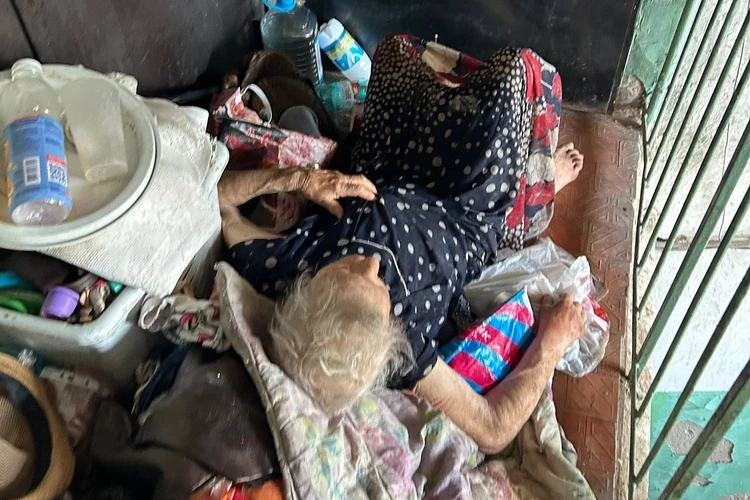 Сырники на костре и мусор до потолка: В Ростове борьба соседей с 93-летней «бабушкой-Плюшкиной» длится 17 лет