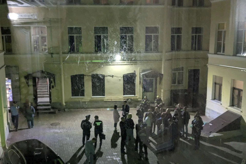 Обвал потолка прошел в дореволюционном здании на Невском проспекте.
