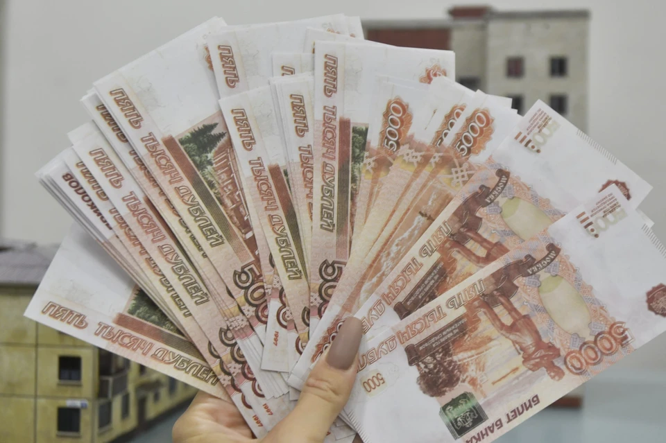Объем рублевых сбережений составил 98%.
