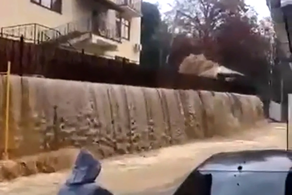 Ручей Видный превратился в бурный поток. Фото: скриншот видео в соцсетях
