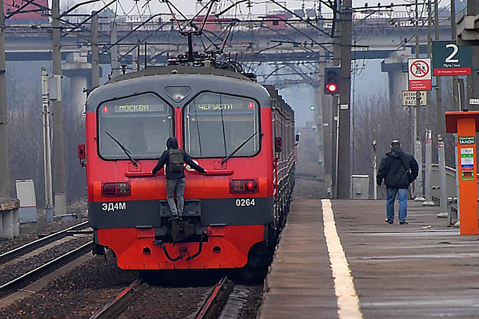 В Искитиме подростка-зацепера ударило током на электропоезде.