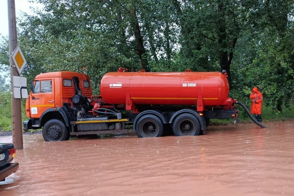 В Красноярске второй день техника откачивает воду с улиц. Фото: администрация города