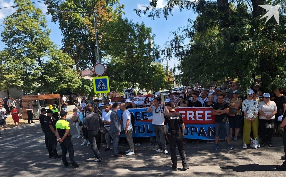 Несмотря на прессинг полиции, тысячи людей собрались на митинг у стен тюрьмы 13 в Кишиневе. Фото: КП