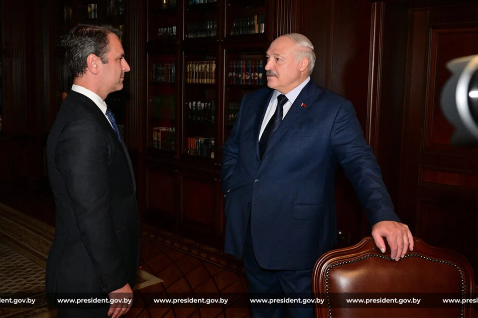 Журналист Time подарил Лукашенко написанную книгу о Зеленском. Фото: president.gov.by