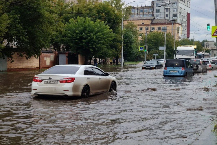 Реки вместо улиц и провалы на дорогах: в Красноярске устраняют последствия сильного дождя, который не прекращался почти двое суток