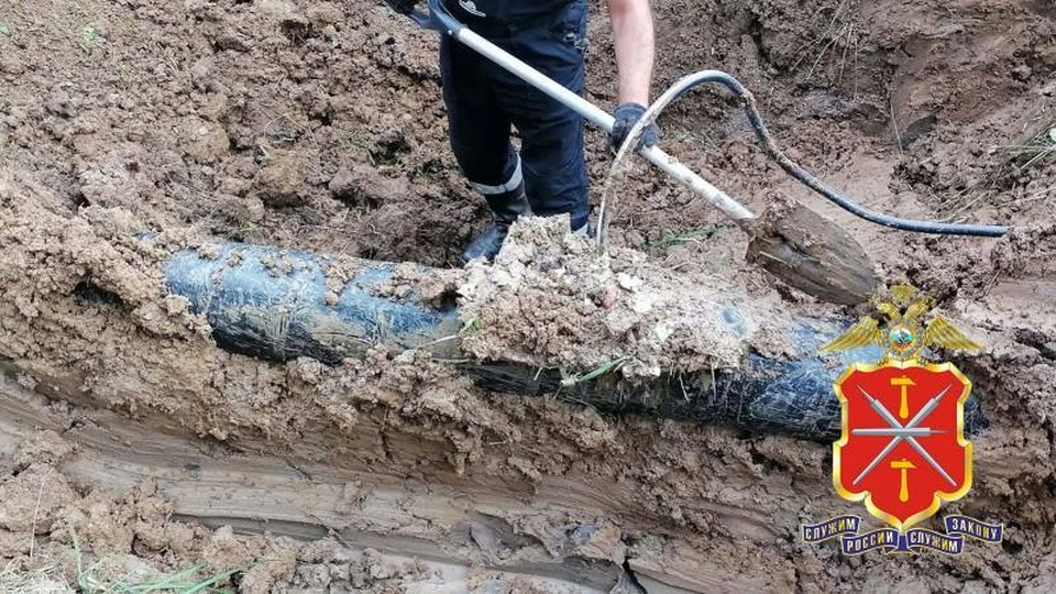 В Одоевском районе раскрыли схему кражи 18 тонн топлива из нефтепровода через лес и реку.