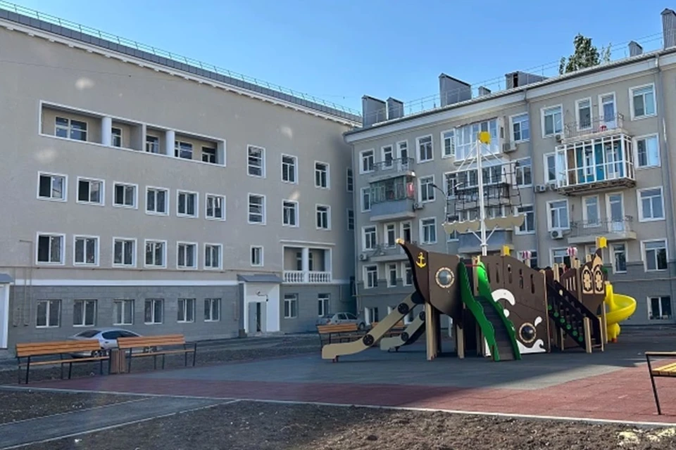 Строители Московской области благоустроили один из дворов в Мариуполе. Фото: РКС-НР