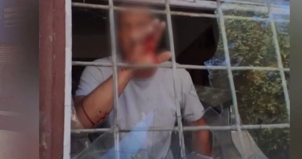 С мужчиной вели переговоры через окно