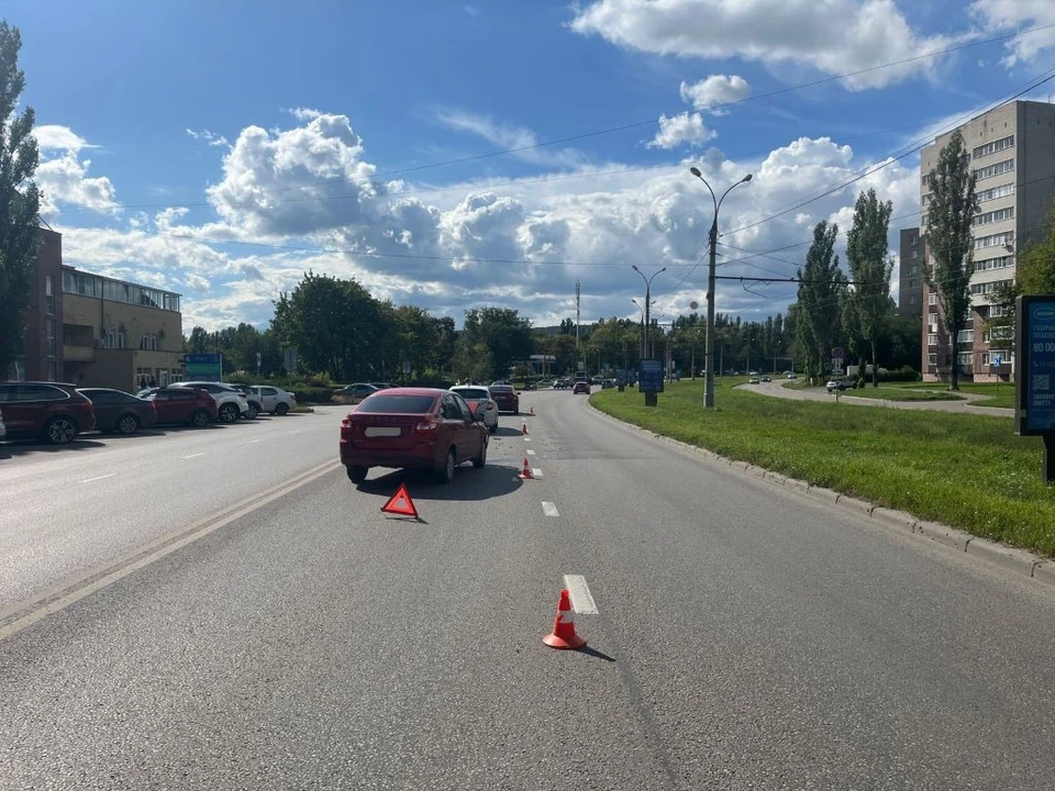 Пассажирку отечественной легковушки госпитализировали. Фото управления Госавтоинспекции по Липецкой области.
