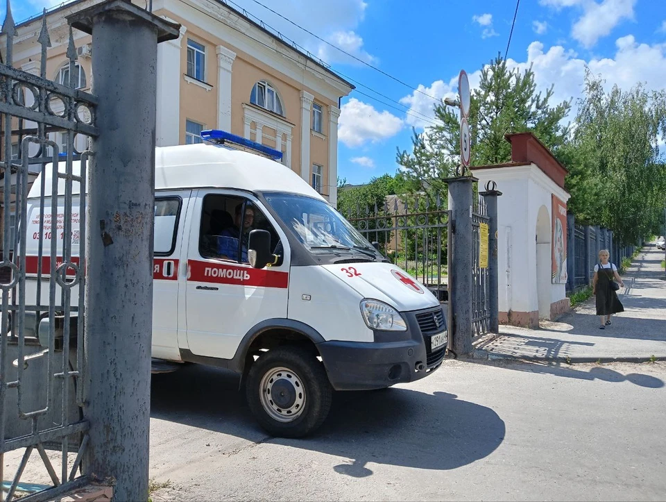 Пострадавшего доставили в учреждение здравоохранения и госпитализировали.