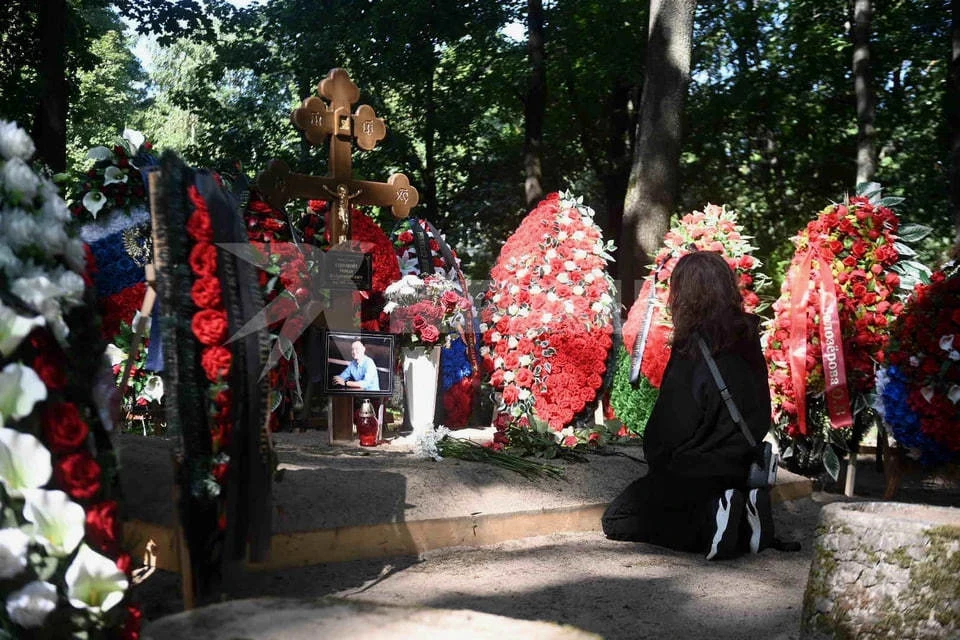 Дочери Романа Старовойта пришли на его могилу на 40 день со дня смерти