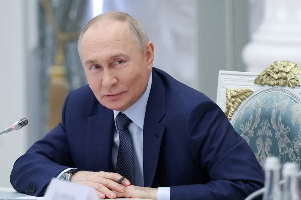 Владимиру Путину на заводе в Магадане показали консервы из нерпы