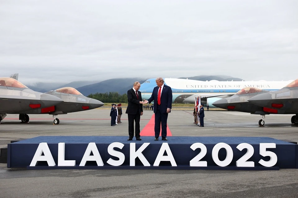 Российская делегация прибыла на встречу Путина и Трампа с букетами цветов