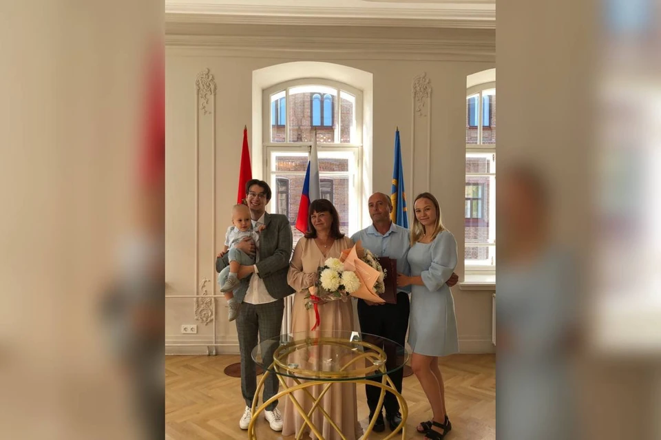 В Минусинском ЗАГСе провели жемчужную свадьбу для супругов Сафоновых. Фото: краевое Агентство ЗАГС