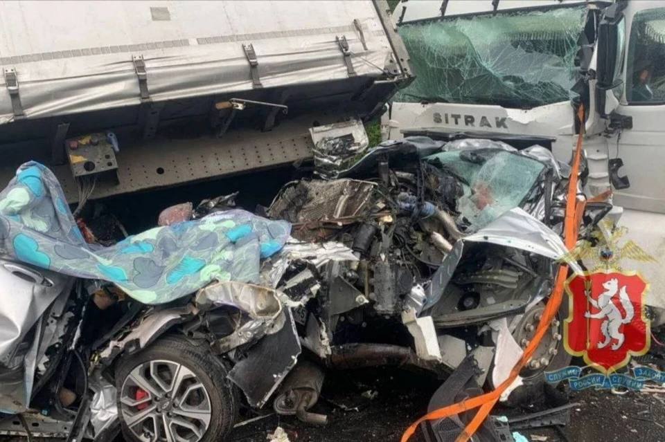 Автомобиль смяло от удара. Фото: Госавтоинспекция Свердловской области
