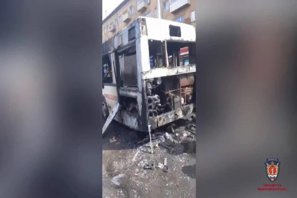 То, что осталось от автобуса, загоревшегося на ходу. Фото: стоп-кадр видео прокуратуры Красноярского края.