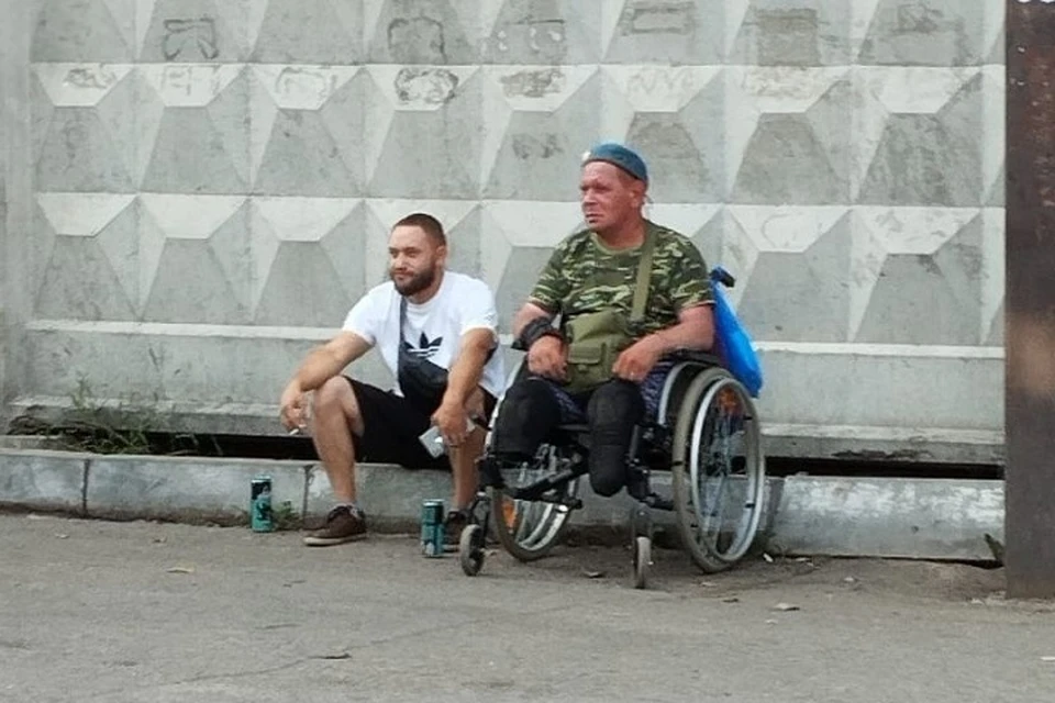 Активисты засняли момент «общения» инвалида с хозяином. Фото: из личного архива Гузель Зуйковой