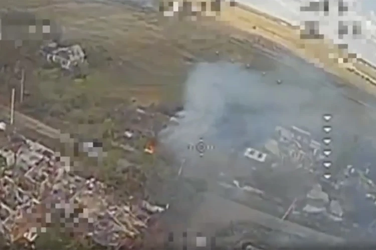 МО РФ показало видео, как операторы FPV-дронов ломают оборону врага