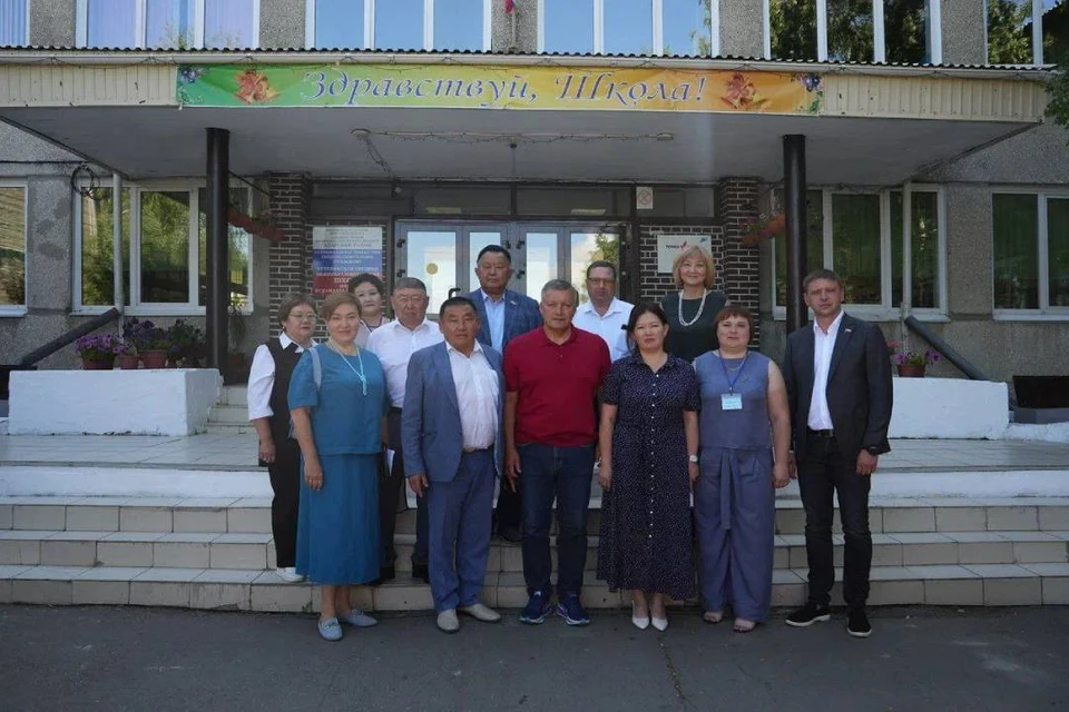 Губернатор лично побывал в школе поселка Кутулик.