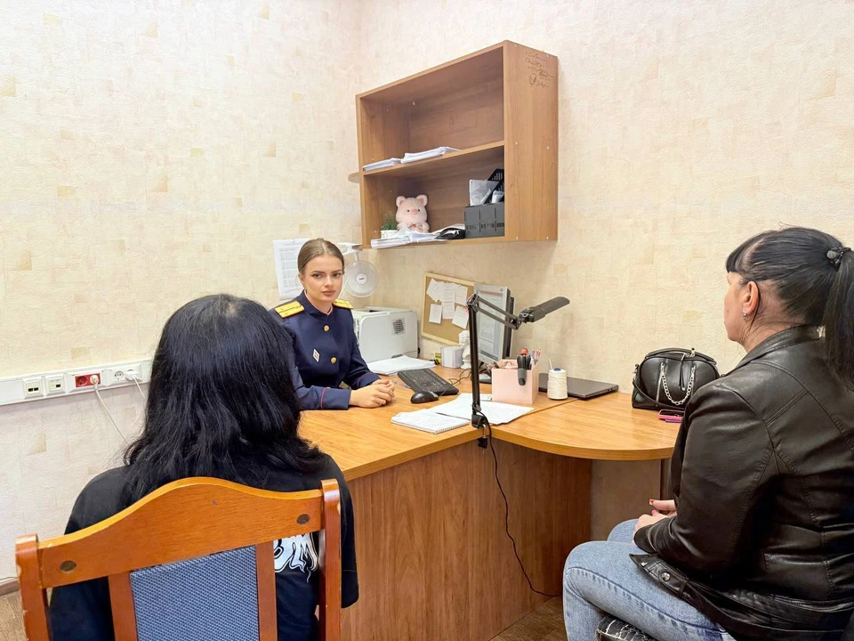 Следователь работает с подростками в присутствии их законных представителей и педагогов-психологов. Фото СУ СК России по Липецкой области.