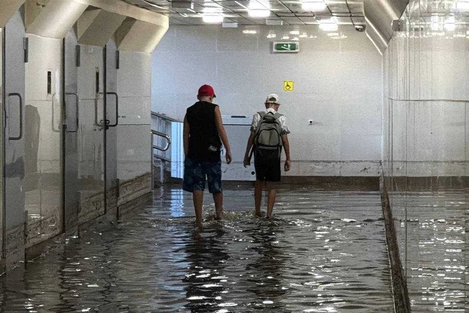 В подземном переходе стоит вода
