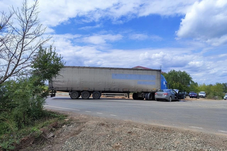 Водитель автомобиля Freightliner в составе с полуприцепом не уступил дорогу и столкнулся с «Ладой Веста»