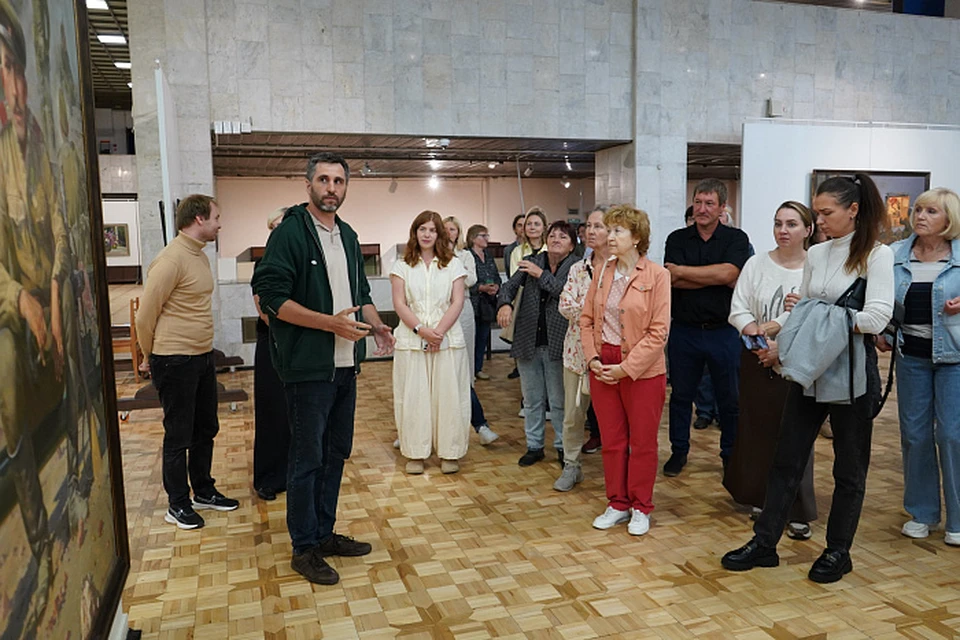Особое внимание на экскурсии было уделено портретам Андрея Куварзина, уроженца Кировской области и участника специальной военной операции. Фото: правительство Кировской области