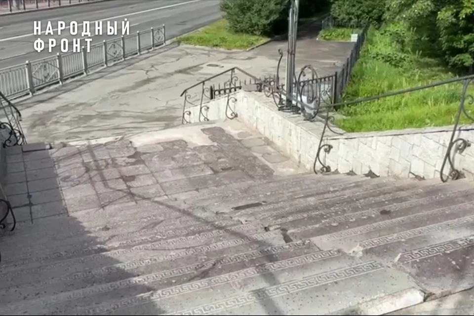 Организация обратилась в администрацию города с просьбой ускорить ремонт до наступления зимы, чтобы лестница не превратилась в опасную ловушку для горожан и туристов. Фото: Кадр из видео / Народный фронт | Мурманская область / vk.com/nf_murmansk51