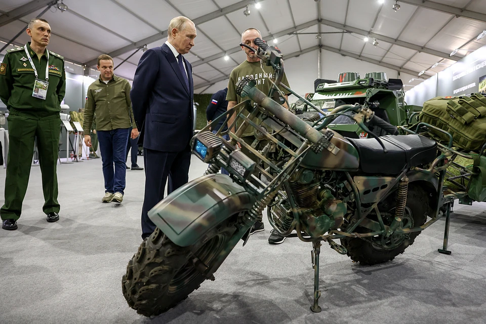 Владимир Путин во время посещения экспозиции на форуме "Все для победы!". Фото: Артем Геодакян/ТАСС