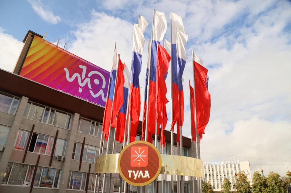 Тулу украсили к Дню флага РФ.