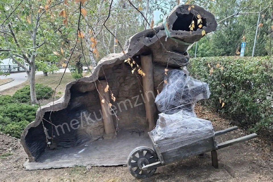 В данное время специалисты расширяют площадку под скульптуру. Фото: ТГ/Кулемзин