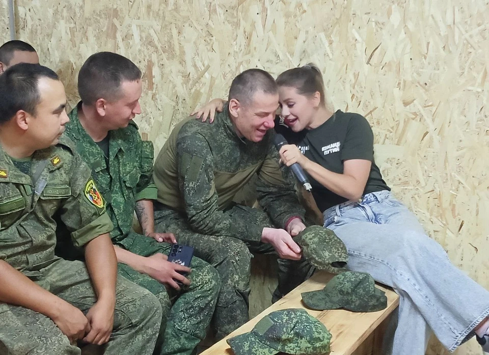 Наталья Качура регулярно выступает на передовой. Фото: ТГ-канал певицы