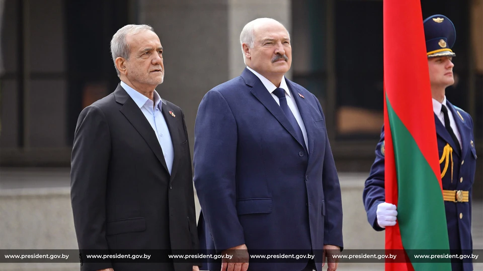 Глава Беларуси Лукашенко и президент Ирана Пезешкиан обменялись необычными подарками. Фото: president.gov.by