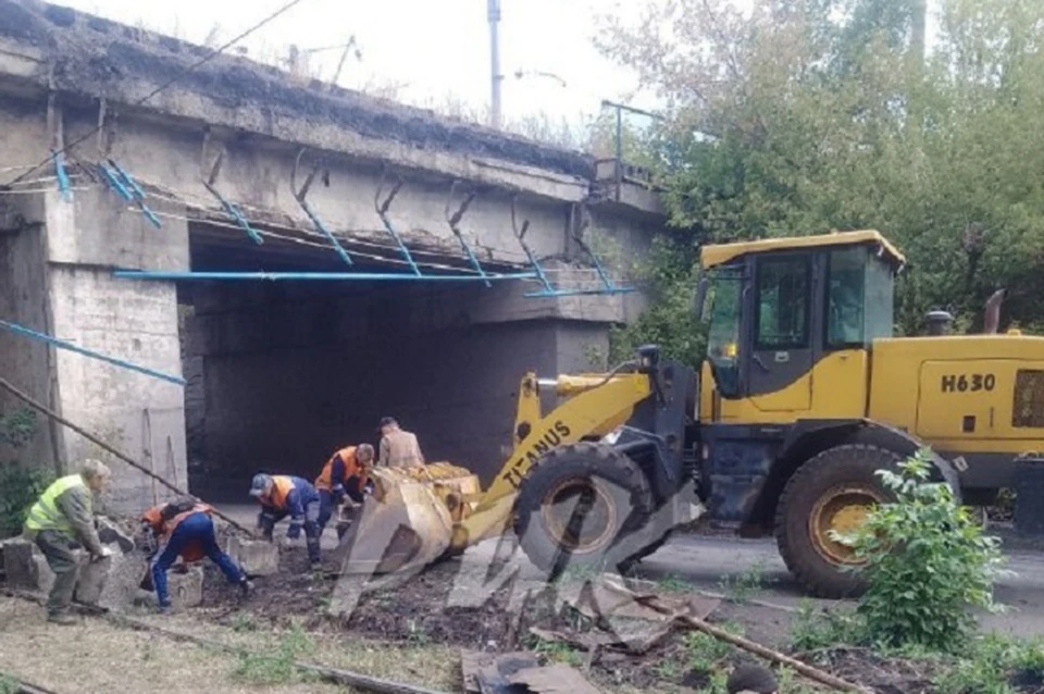 Горловские коммунальщики устраняют последствия обрушения моста в поселке Поклонск. Фото: ТГ/Приходько