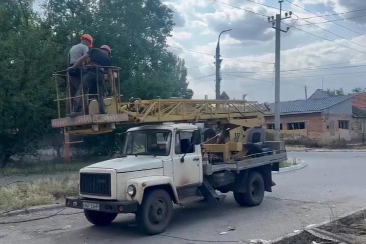 «Поехали на место обстрела – и дрон прилетел в машину»: Коммунальщикам Запорожской области передали противоосколочные жилеты и каски