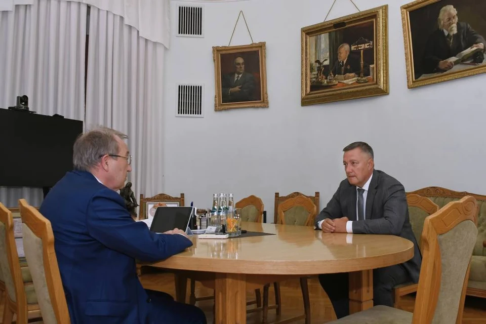 Губернатор Иркутской области Игорь Кобзев и президент Российской академии наук Геннадий Красников обсудили селезащиту в Слюдянском районе.