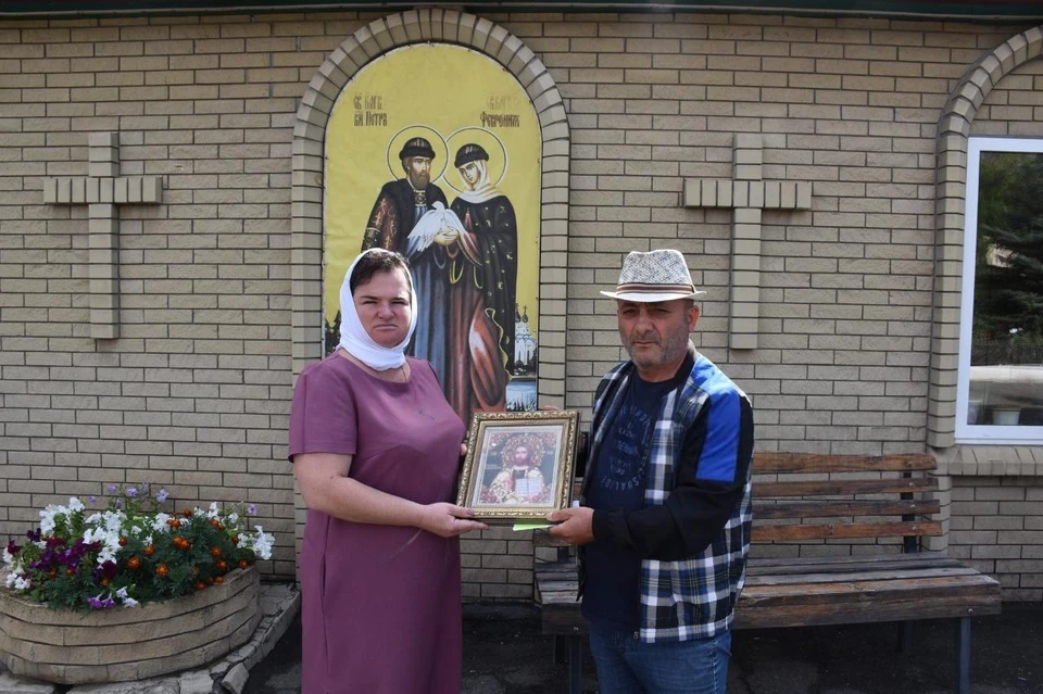 Икону передала мать погибшего участника СВО. Фото: Пресс-служба губернатора и Правительства Калужской области