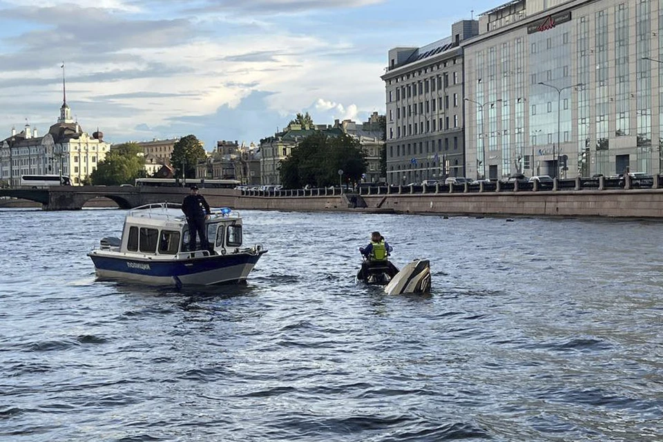 Два гидроцикла столкнулись в Большей Невке. Фото: УТ МВД России по СЗФО