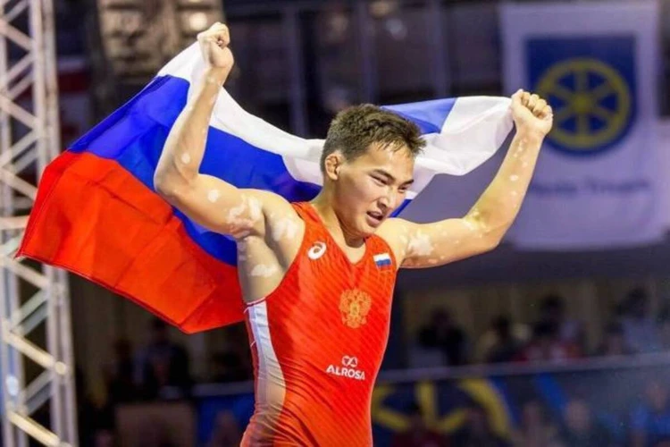 Табун скакунов и миллион рублей: земляки вручили щедрые подарки чемпиону России из Тувы за спортивные победы