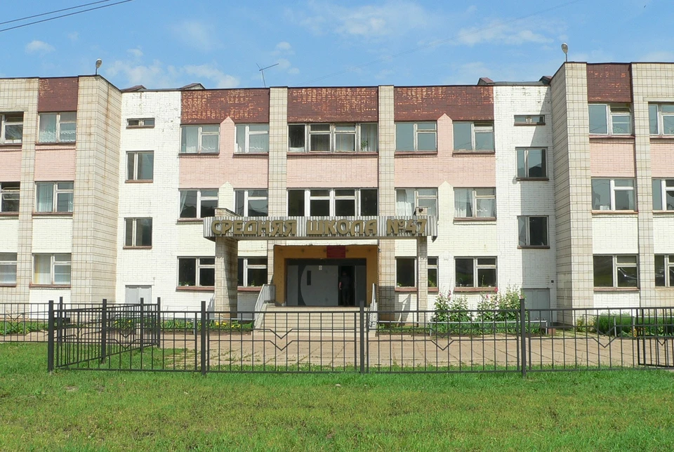 Родители и ученики школы №47 в Кирове встали на защиту своего директора. Фото: sch47-kirov.gosuslugi.ru