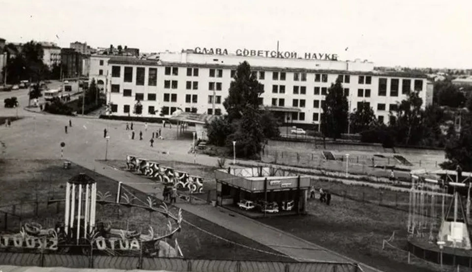 Перекресток улиц Удмуртской и Красногеройской около УдГУ. 1978 год. Фото: Музей Ижевска, goskatalog.ru