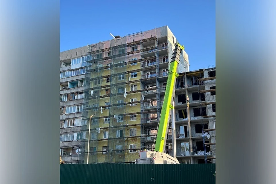 Петербургские строители восстанавливают дом на проспекте Ленина в Мариуполе. Фото: АГО Мариуполь