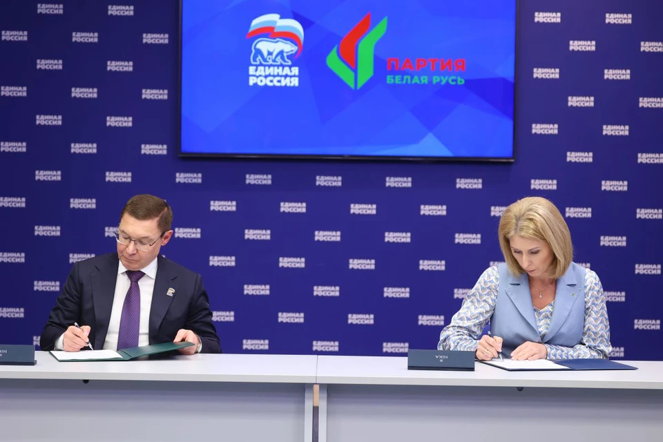 Встреча секретаря Генсовета Владимира Якушева с председателем белорусской партии «Белая Русь» Ольгой Чемодановой прошла в Центральном исполкоме «Единой России». Фото: ER.RU.