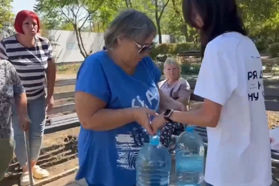 Активисты передали питьевую воду пожилым и маломобильным горожанам. Фото: #МЫВМЕСТЕ