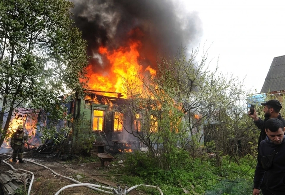 Пожарные оперативно ликвидировали возгорание в расселенном бараке в Хабаровске