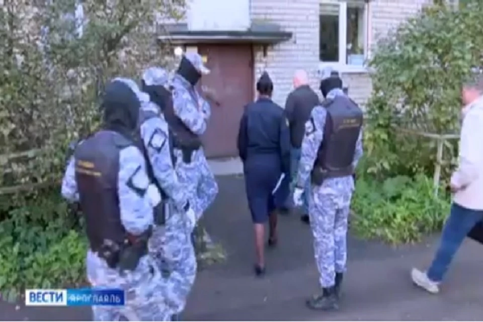 Выселять захватчицу пришлось судебным приставам. Фото: Вести Ярославль.