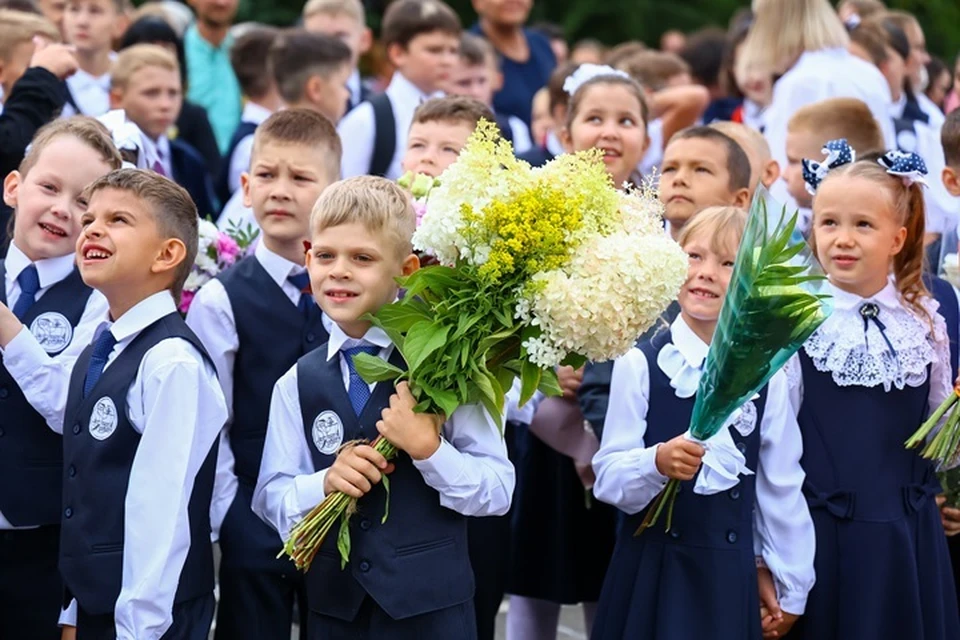 Сегодня за парты впервые сядут 26 тысяч первоклассников