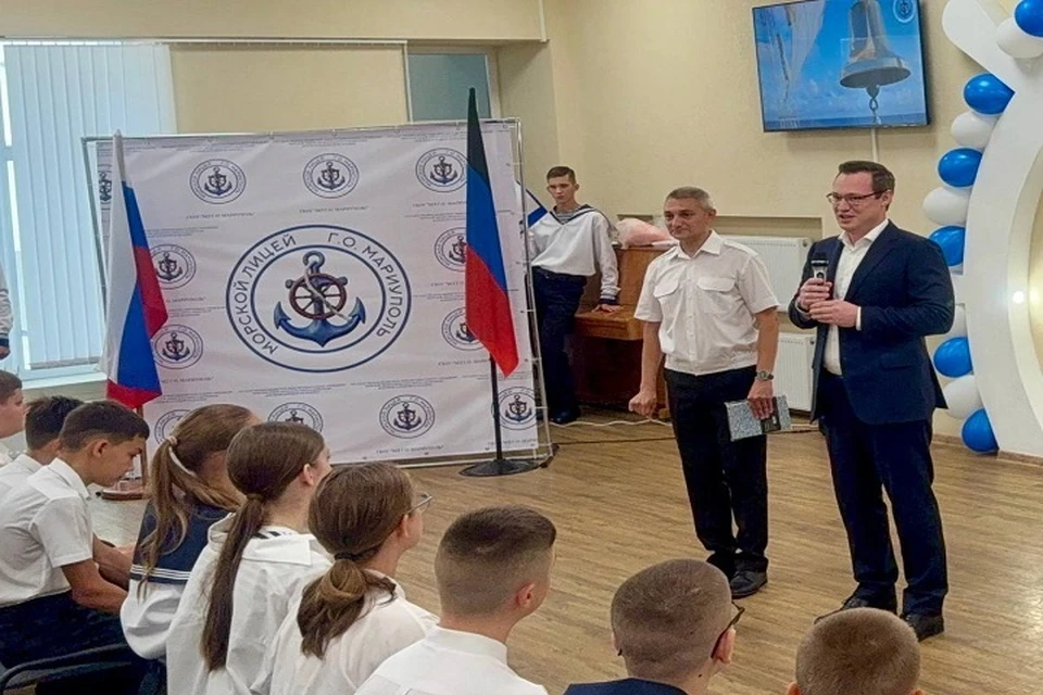 Глава Минздрава ДНР поздравил в Мариуполе лицеистов Морского лицея с Днем знаний. Фото: ТГ/Гарцев