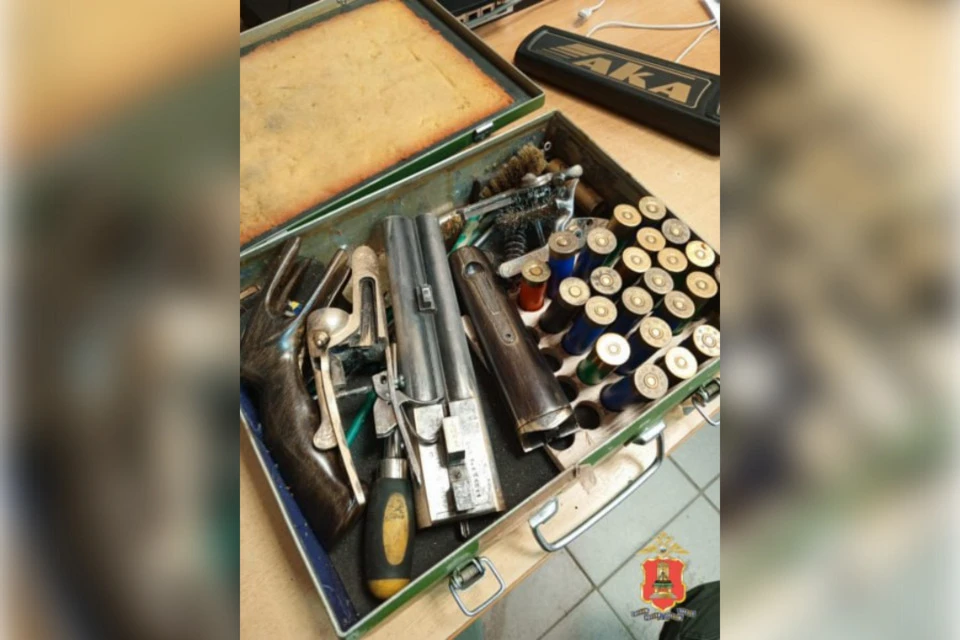 У 31-летнего мужчины в чемодане нашли обрез и 25 патронов. Фото: МВД Тверской области.